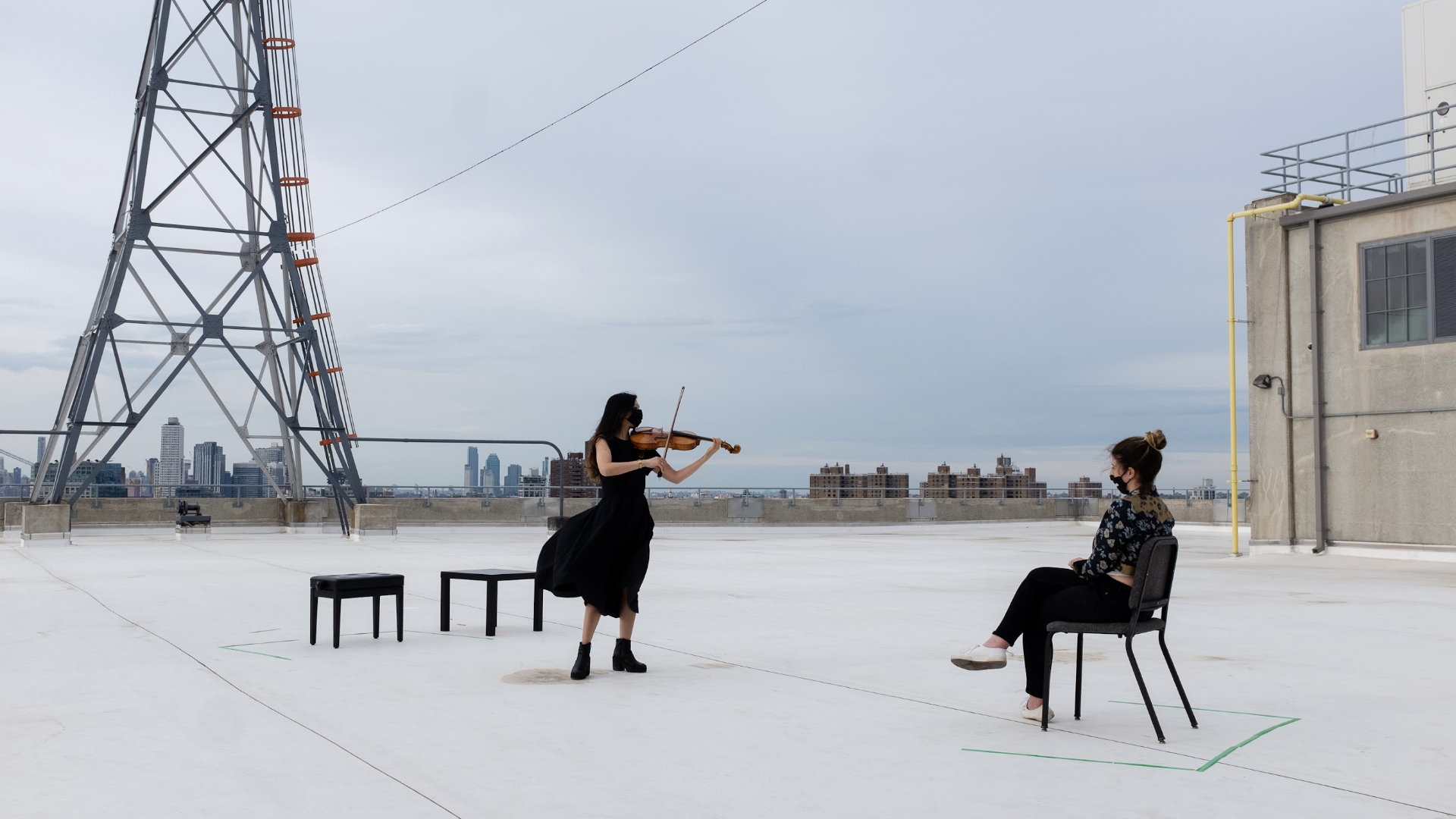 1:1 CONCERT mit Blick auf die Skyline von Manhattan