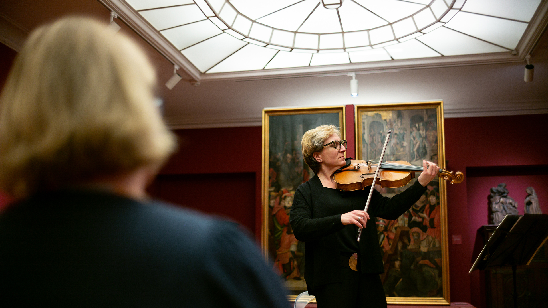 Barbara Linke-Holicka (Bratsche) spielt im Bremer Roselius-Museum.