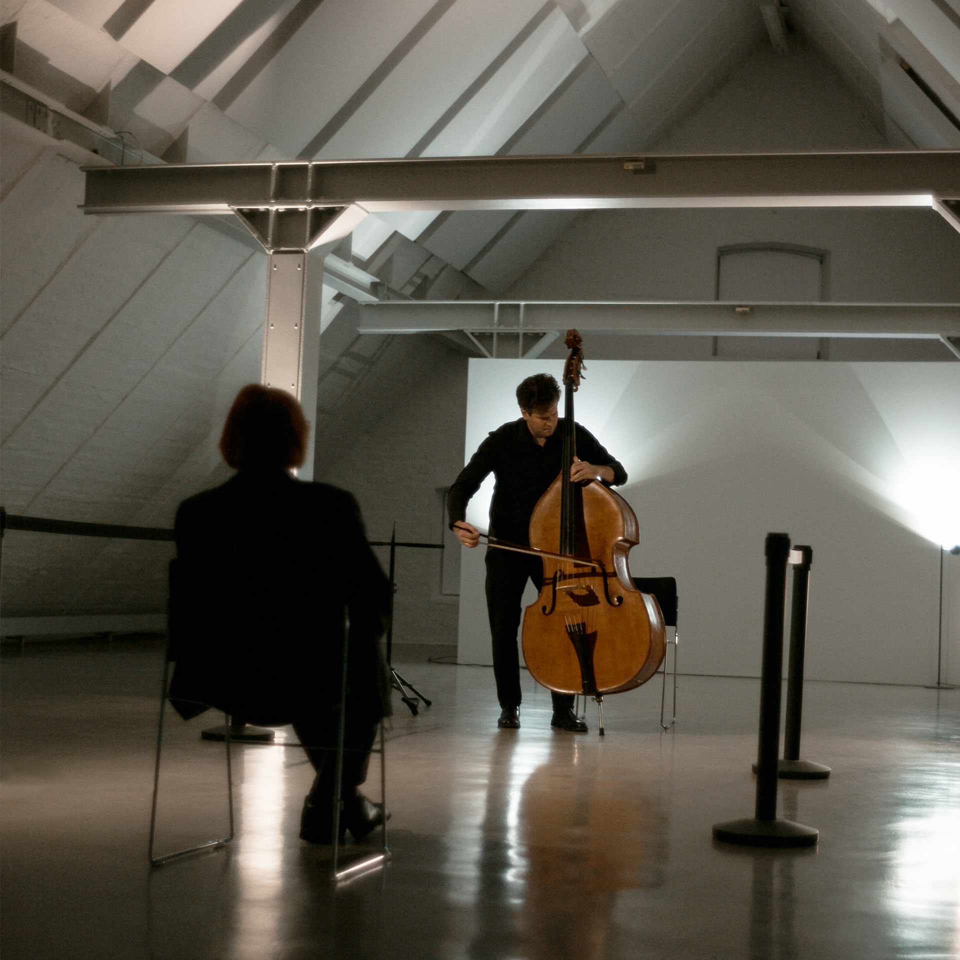 Karsten Schulz am Kontrabass im Dachgeschoss der Weserberg, dem Museum für Moderne Kunst