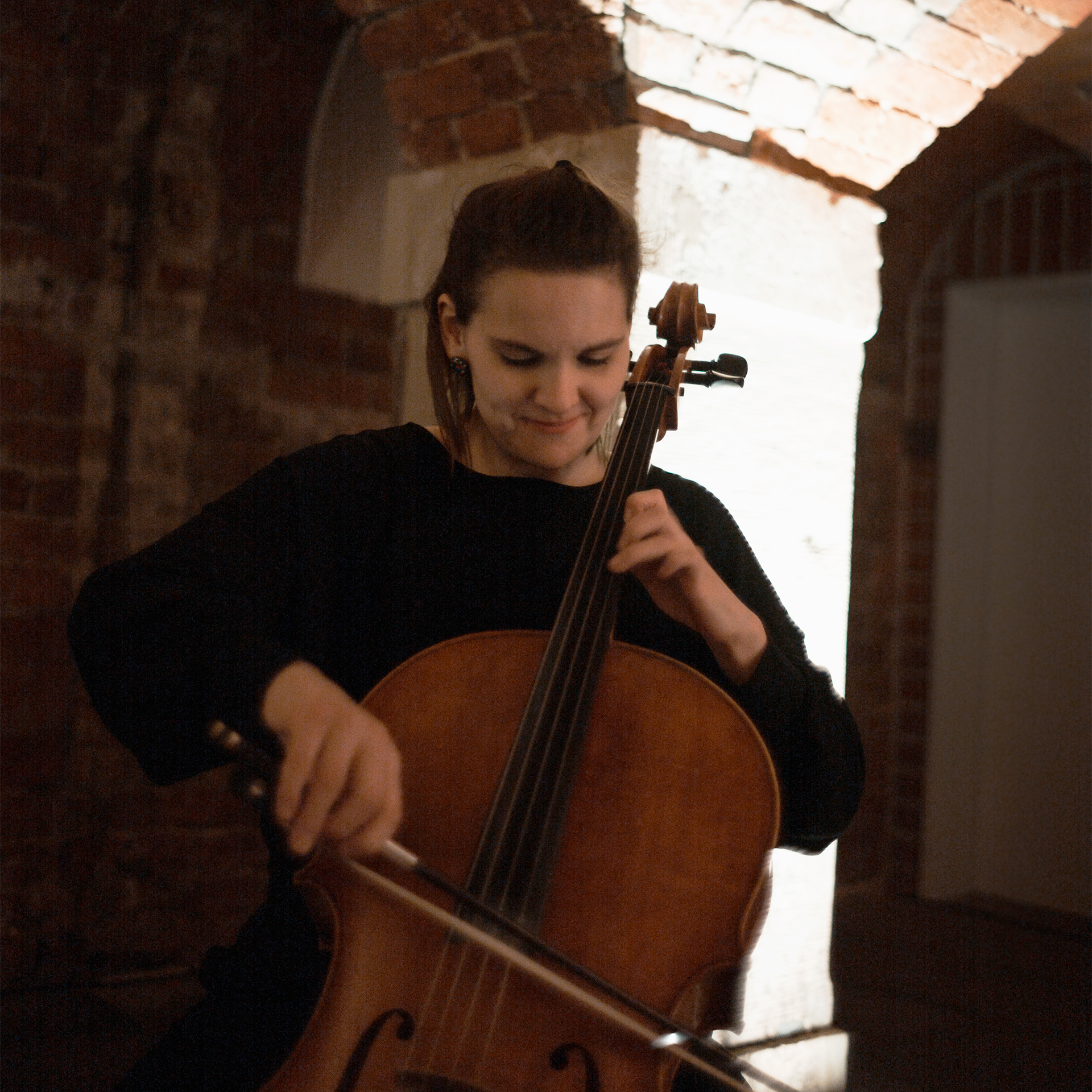 Lynda Corties verzaubert am Violoncello in den unterirdischen Gewölben des Wilhelm-Wagenfeld-Museums
