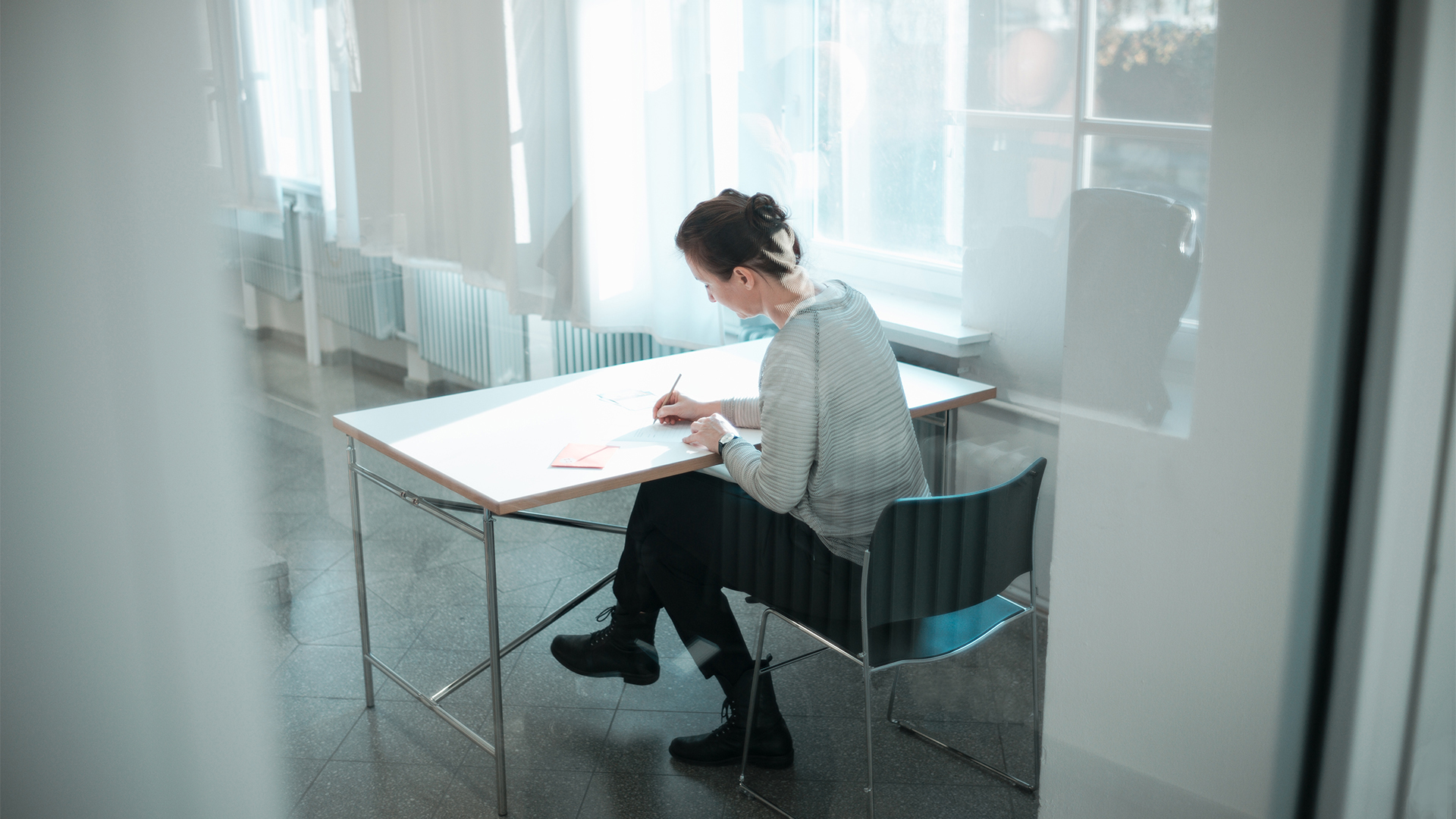 Eine Hörerin beim Schreiben eines “Liebesbriefs” an ihren Musiker in der Weserburg, Bremen