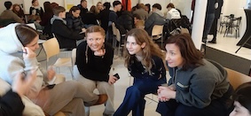 Franziska und Ipek mit Schüler:innen auf dem TONALi-Campus in Hamburg