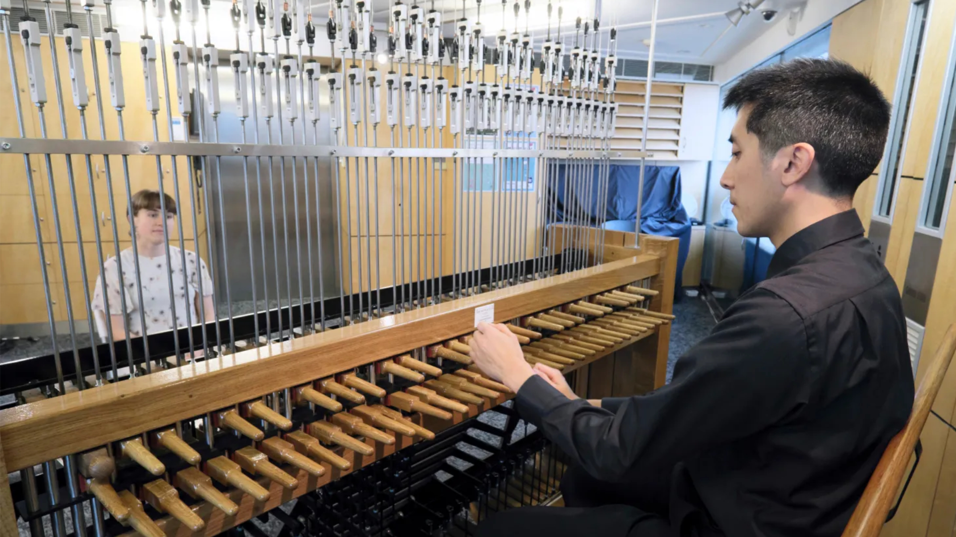 Thomas Laue spielt das Carillon.