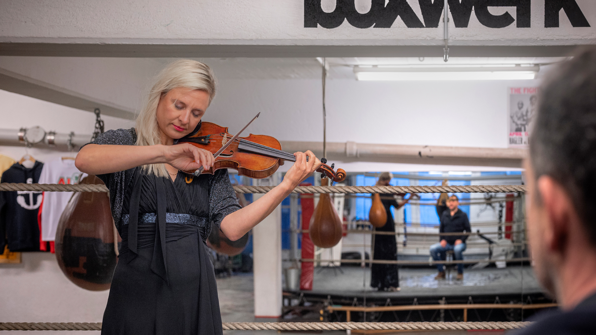 Julia Bassler spielt Violine bei einem 1:1 CONCERT im Boxwerk München