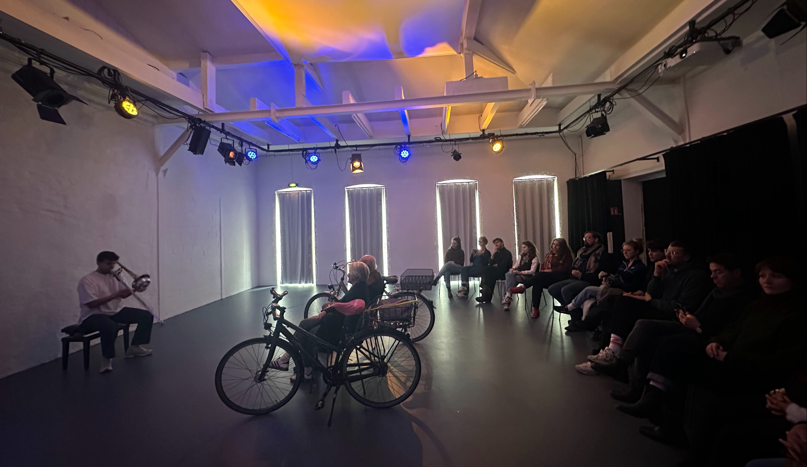 Diese urbane Syntopie von Henrike Henoch und Pau Llopp erklang für ein älteres Ehepaar mit Fahrrädern.