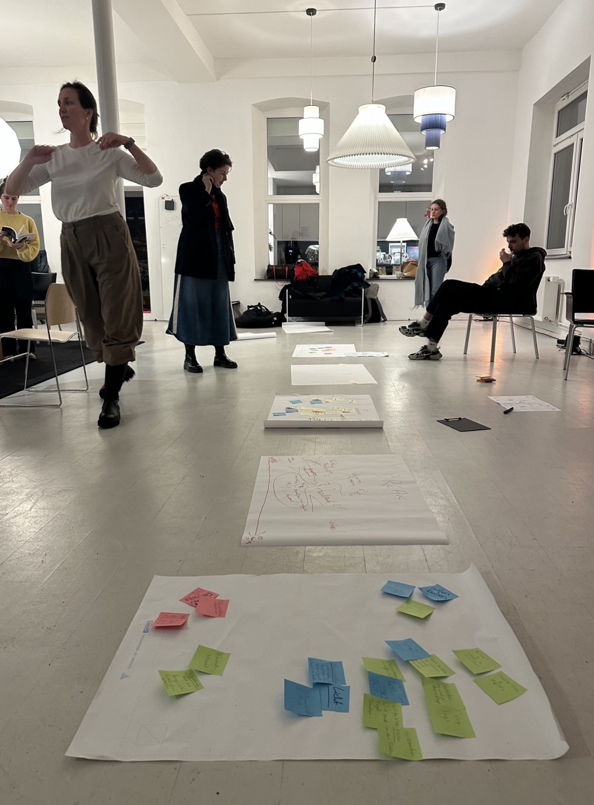 an Idee um Idee, Stück für Stück, wächst das Material zur sozialen Symphonie.