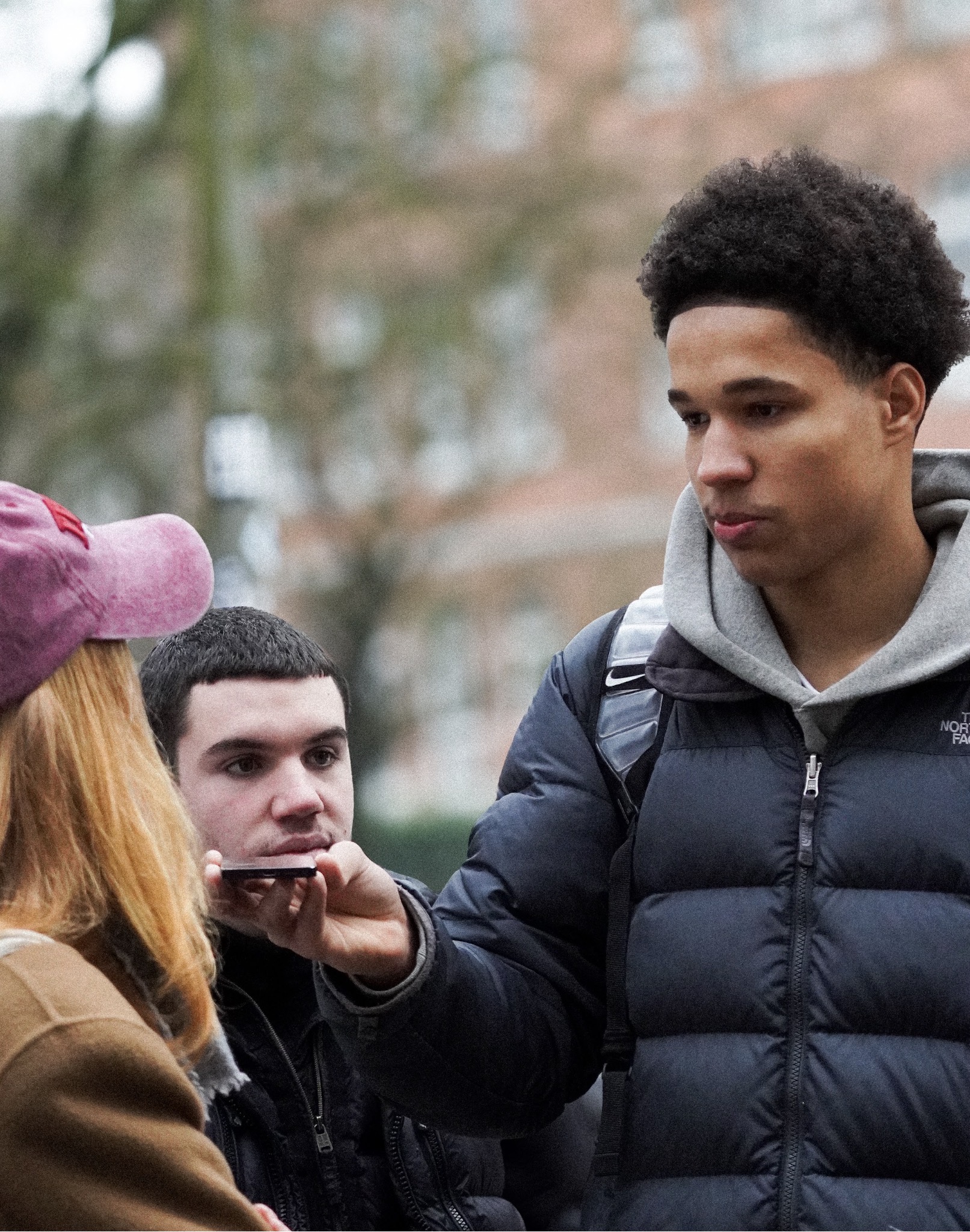 Schüler:innen interviewen Hamburger Bürger:innen zum Thema Utopie.