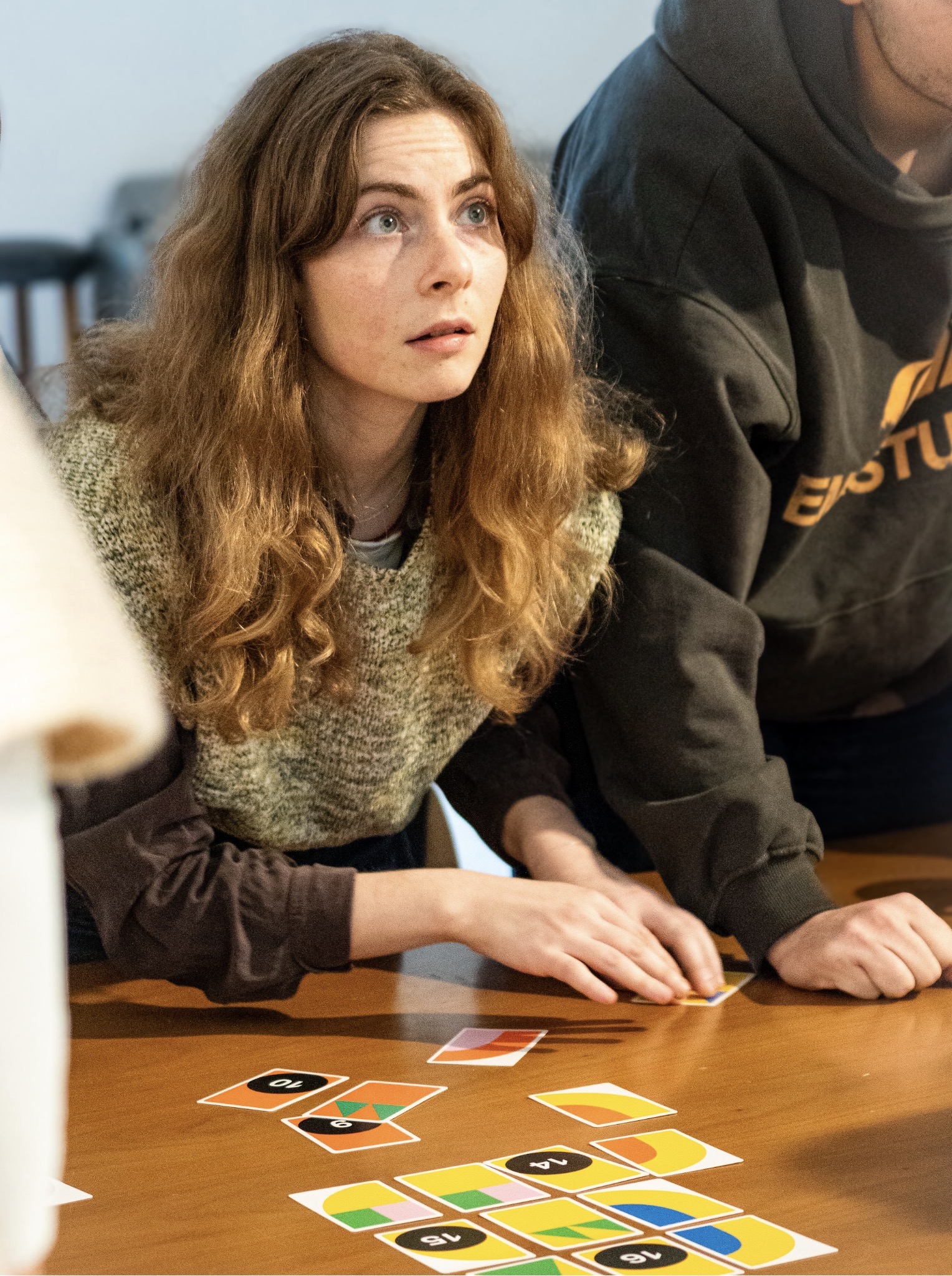 Vertieft im PARCOURS Spiel zum Thema Partizipation.