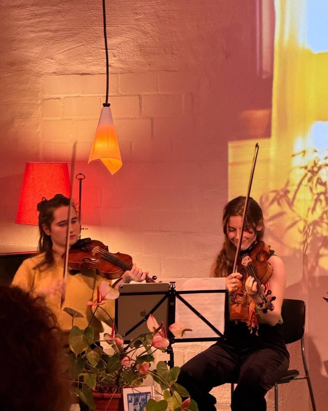 Ipek Atila und Viviane Ruof bei ihrem TONALi-Kiezkonzert